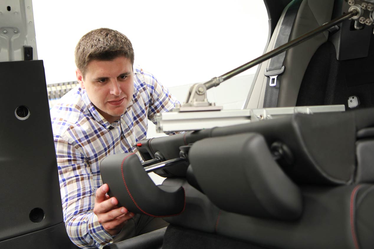 Así se ponen al límite las piezas de los coches