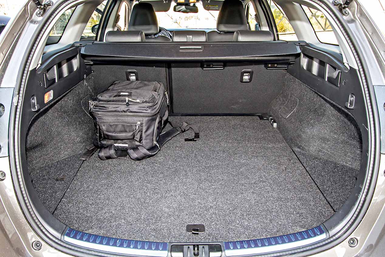 Comparamos el Seat León TGI bi-fuel de gas y el Toyota Auris híbrido