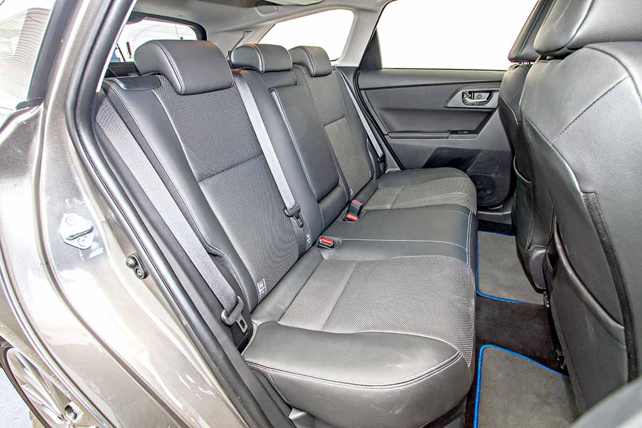 Comparamos el Seat León TGI bi-fuel de gas y el Toyota Auris híbrido