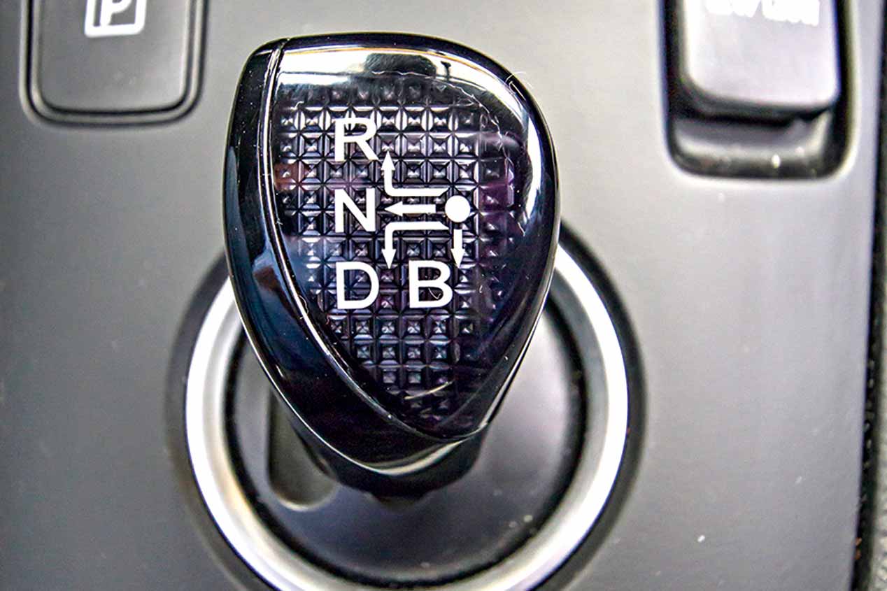 Comparamos el Seat León TGI bi-fuel de gas y el Toyota Auris híbrido