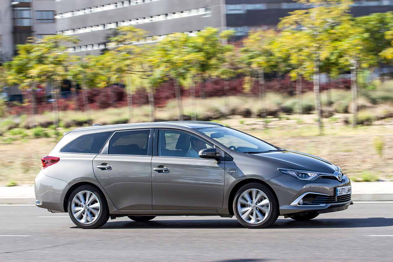Comparamos el Seat León TGI bi-fuel de gas y el Toyota Auris híbrido