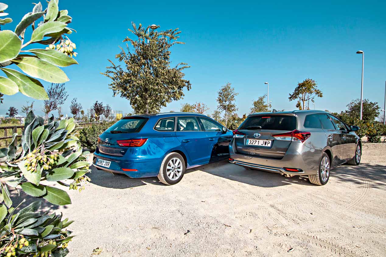 Comparamos el Seat León TGI bi-fuel de gas y el Toyota Auris híbrido