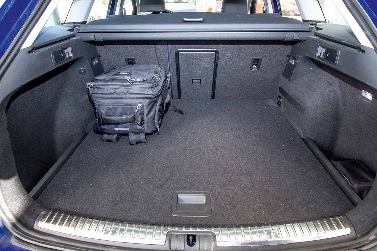 Comparamos el Seat León TGI bi-fuel de gas y el Toyota Auris híbrido