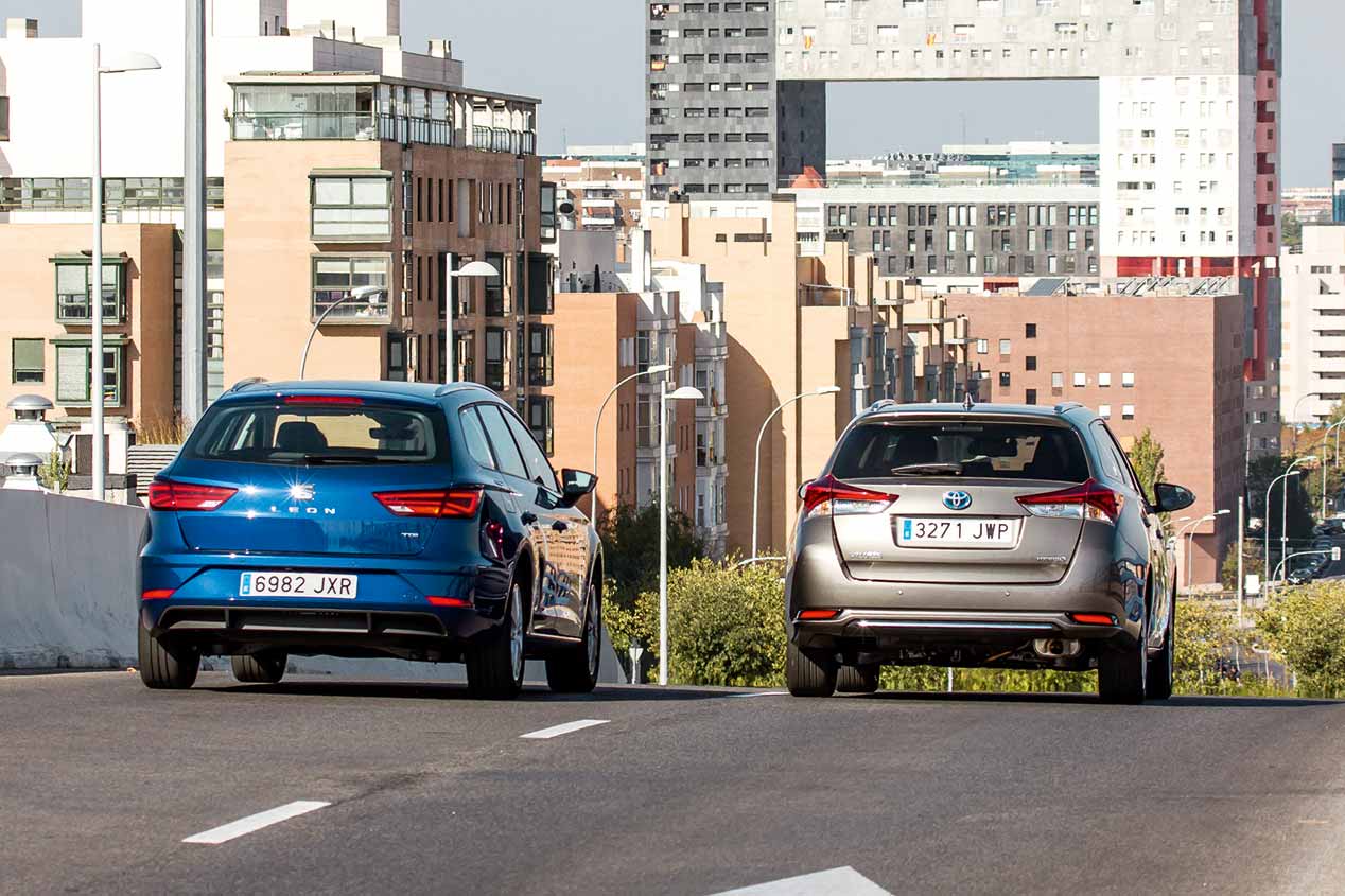 Comparamos el Seat León TGI bi-fuel de gas y el Toyota Auris híbrido