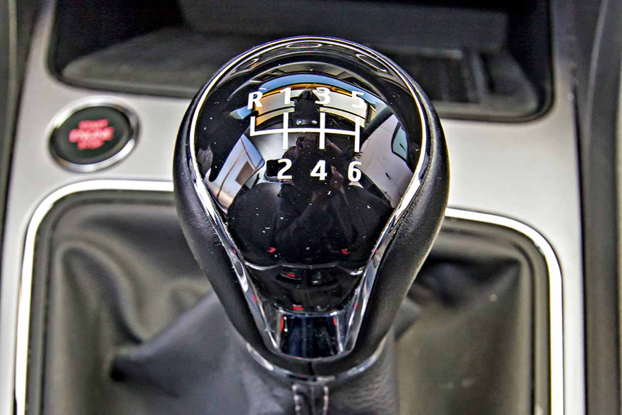 Comparamos el Seat León TGI bi-fuel de gas y el Toyota Auris híbrido