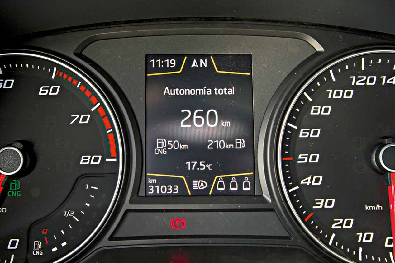 Comparamos el Seat León TGI bi-fuel de gas y el Toyota Auris híbrido