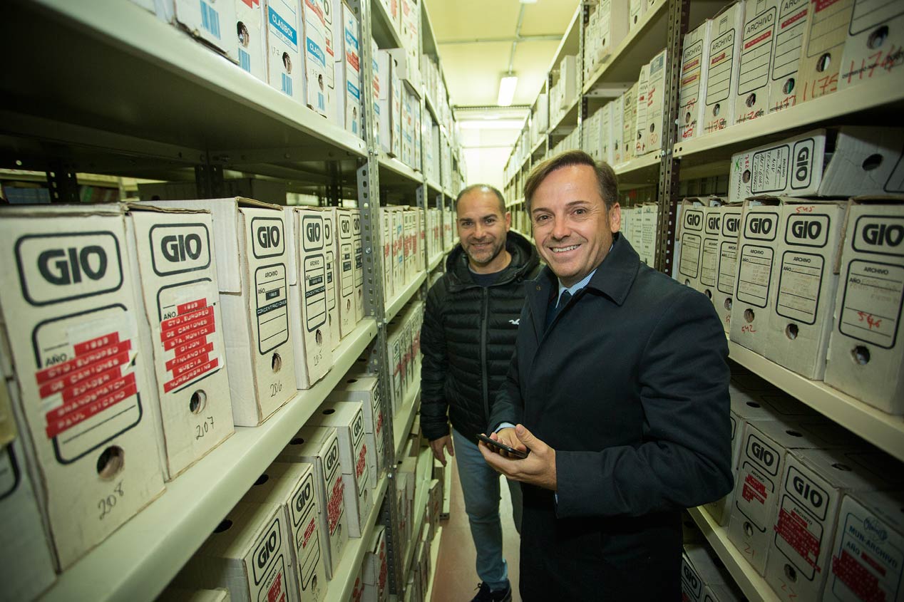 El presidente de la RFEDA, Manuel Aviñó, visita la redacción de AUTOPISTA