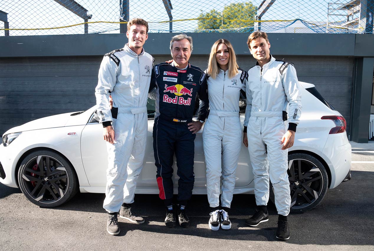 Carlos Sainz, Edurne, David Ferrer y Pablo Carreño, con el Peugeot 308 GTI