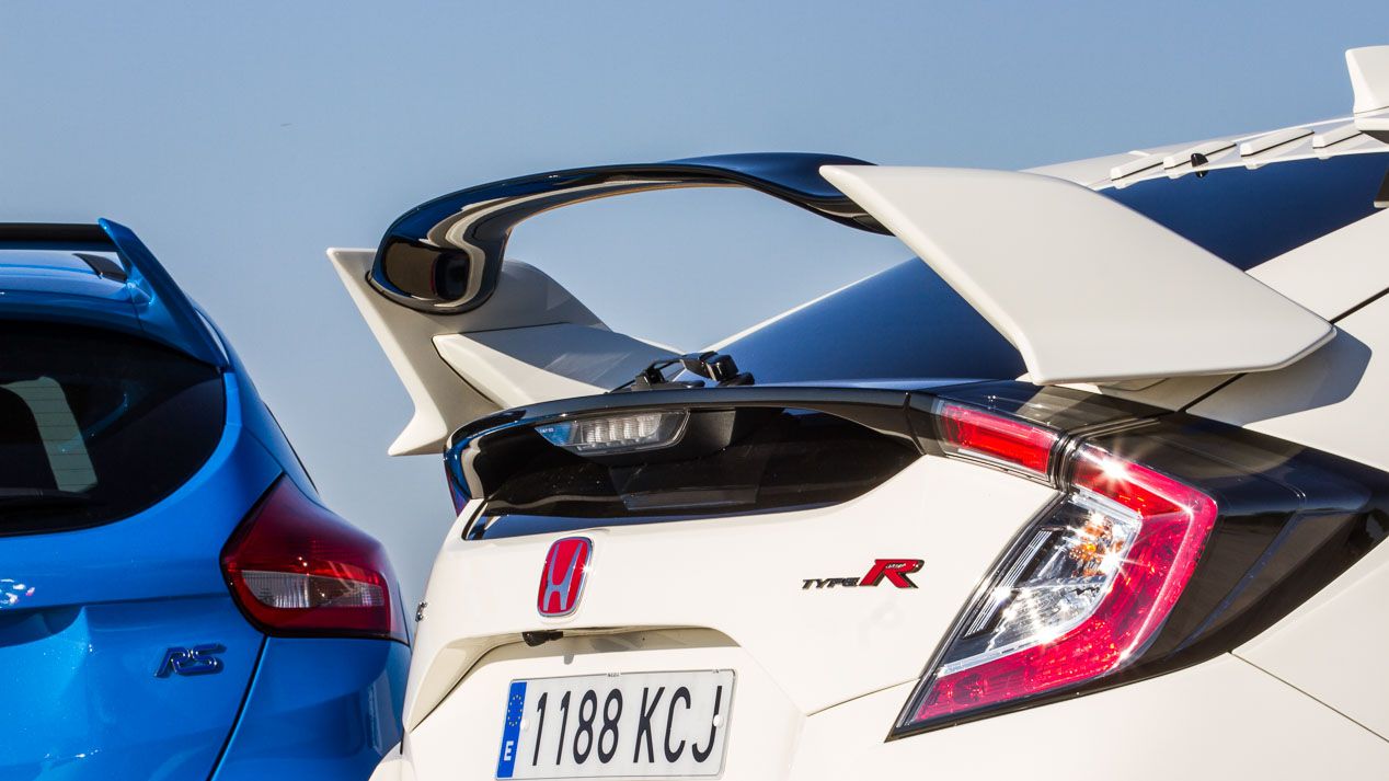 Ford Focus RS vs Honda Civic Type R: El compacto más rápido