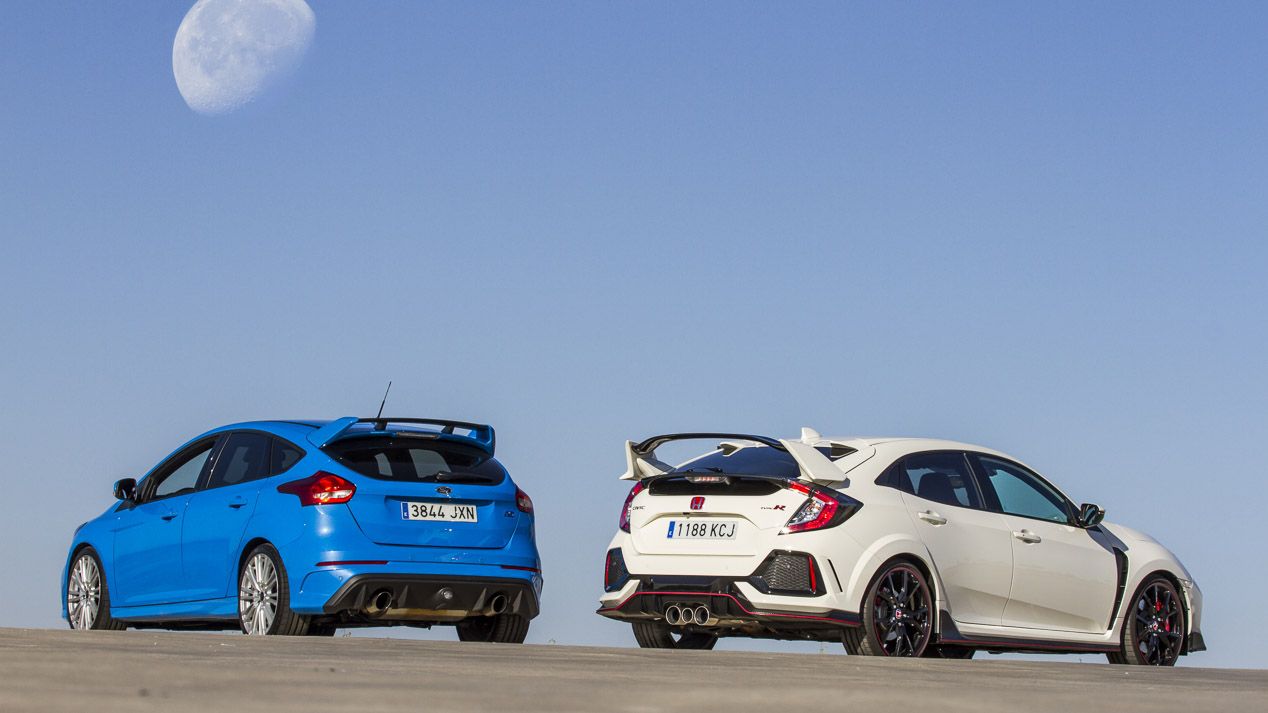 Ford Focus RS vs Honda Civic Type R: El compacto más rápido