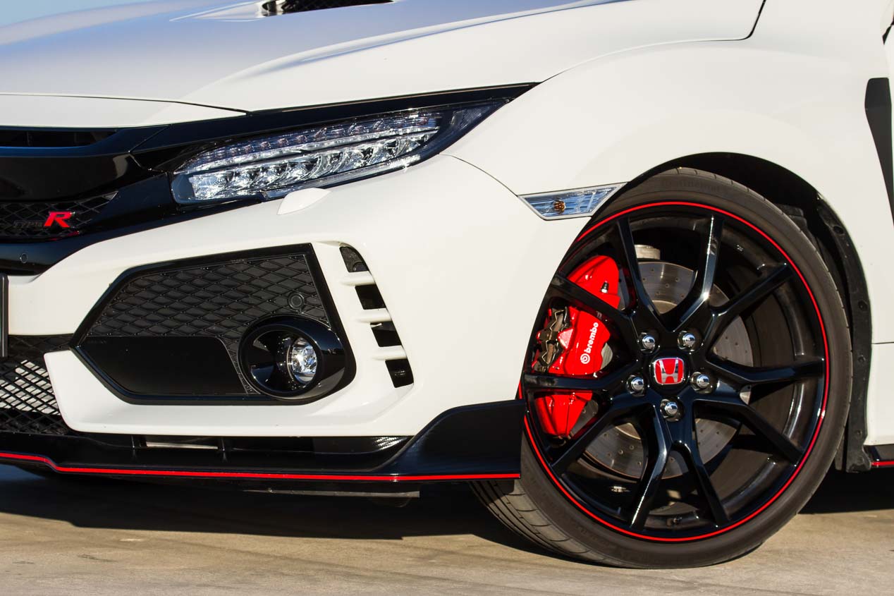 Ford Focus RS vs Honda Civic Type R: El compacto más rápido
