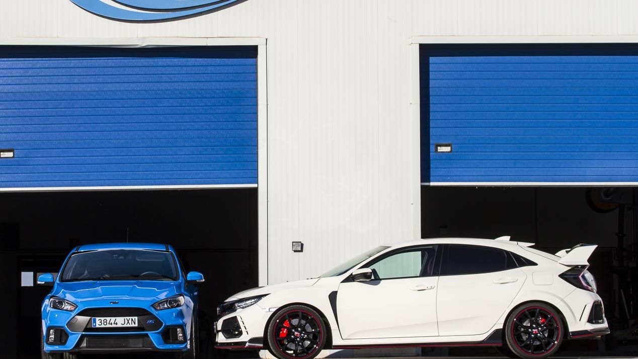 Ford Focus RS vs Honda Civic Type R: El compacto más rápido
