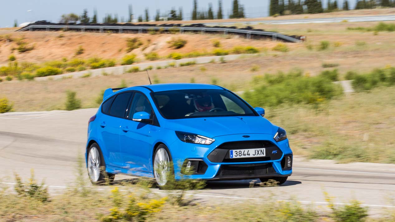 Ford Focus RS vs Honda Civic Type R: El compacto más rápido