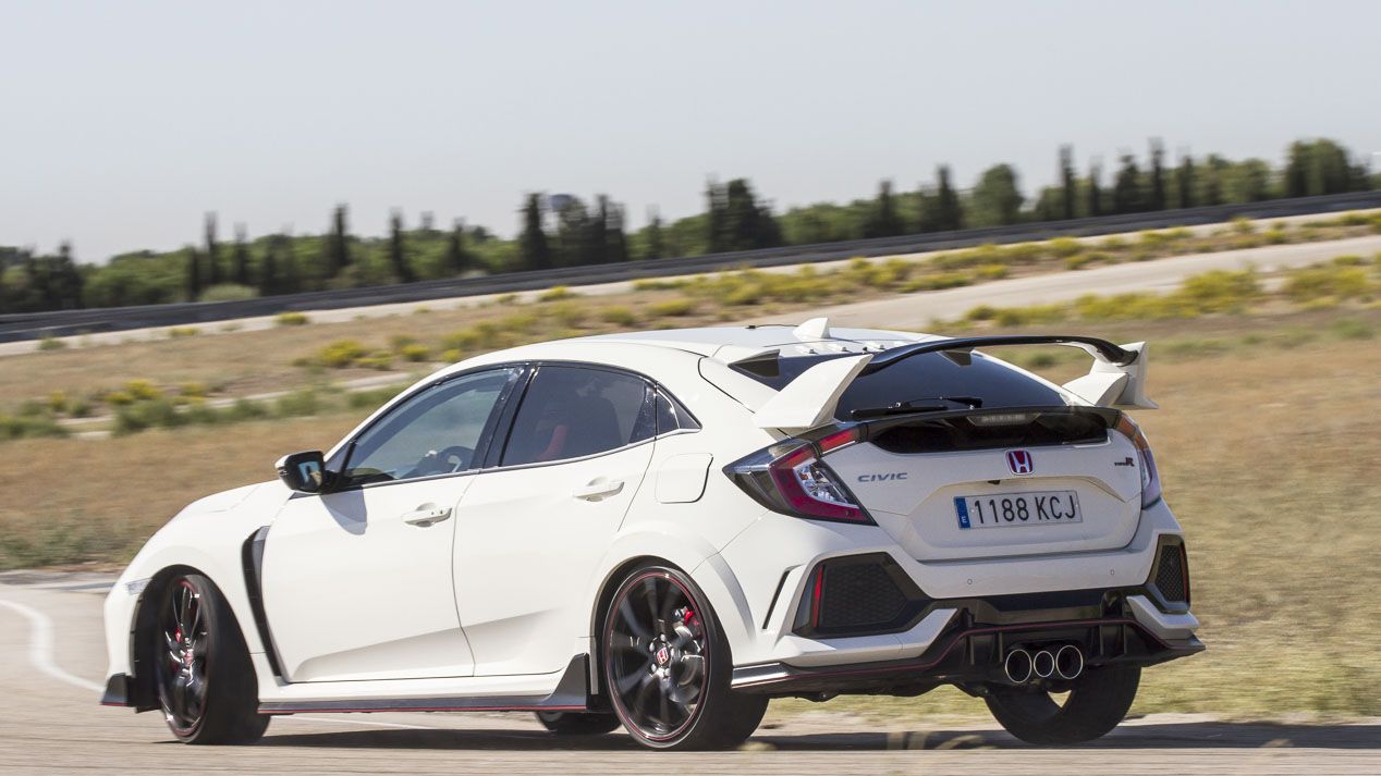 Ford Focus RS vs Honda Civic Type R: El compacto más rápido