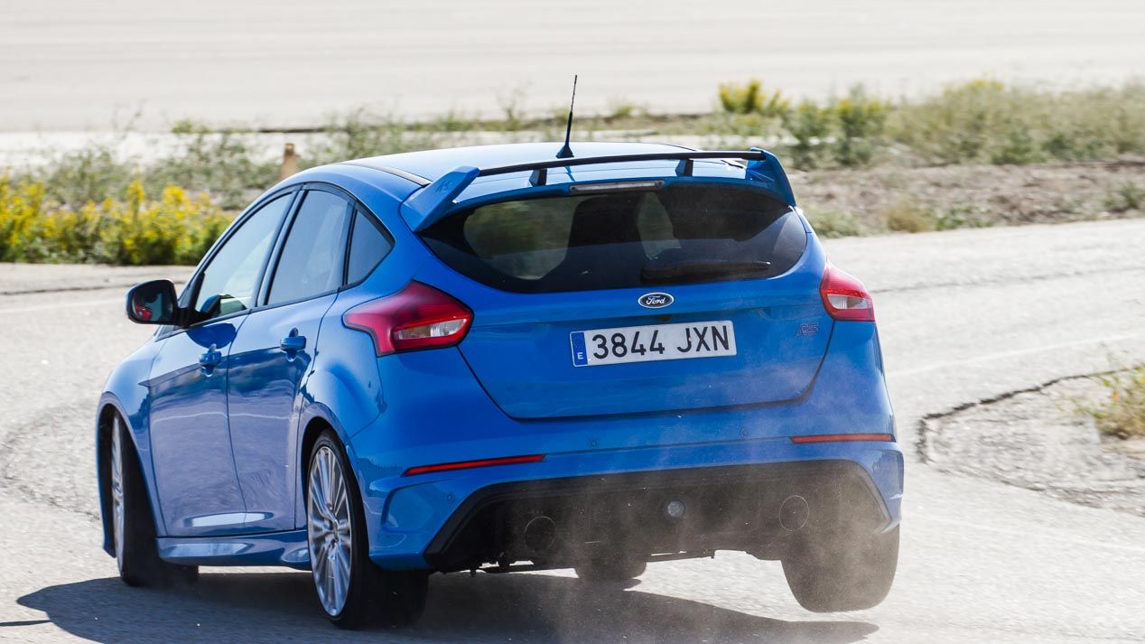 Ford Focus RS vs Honda Civic Type R: El compacto más rápido