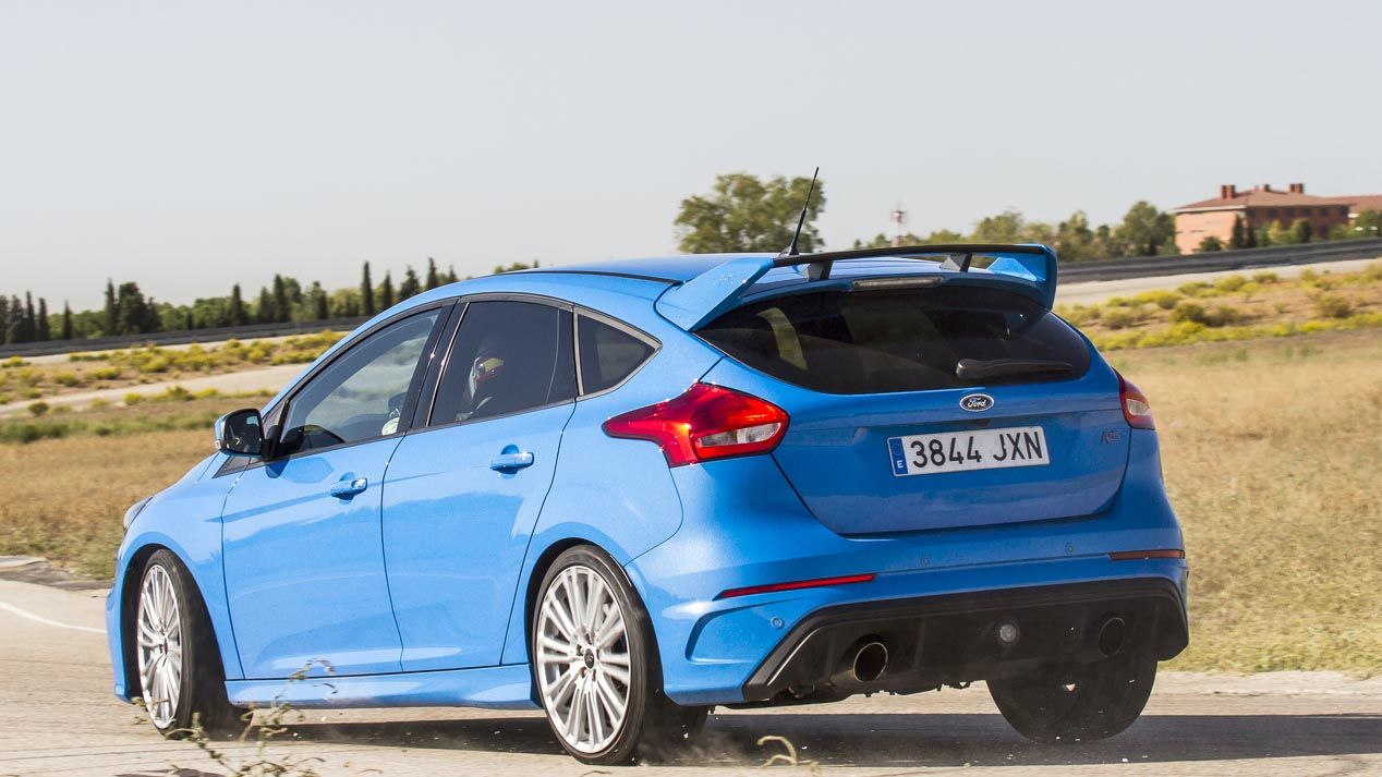Ford Focus RS vs Honda Civic Type R: El compacto más rápido