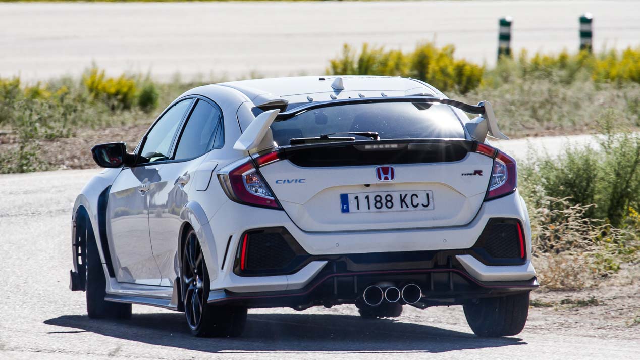 Ford Focus RS vs Honda Civic Type R: El compacto más rápido