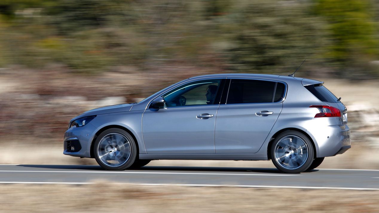Opel Astra 1.6 CDTi, Peugeot 308 1.5 BlueHDi, Renault Mégane 1.6 dCi, Seat León 1.6 TDI, Volkswagen Golf 1.6 TDI ¿cuál es mejor?