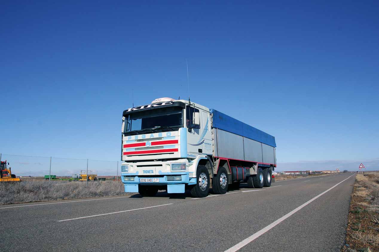 A prueba el camión Pegaso Troner 1440.38 TS "cuatro patas"