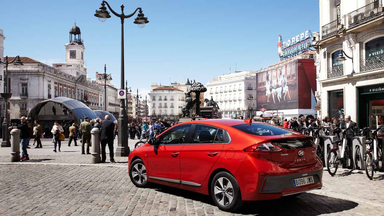 Los coches eléctricos, al alza. ¿Cómo acertar con el seguro?