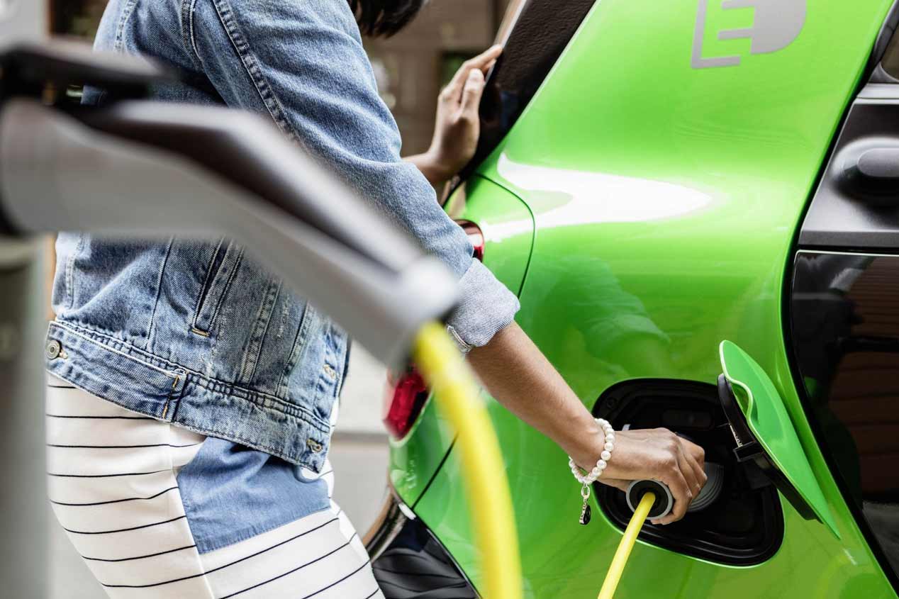 Los coches eléctricos, al alza. ¿Cómo acertar con el seguro?