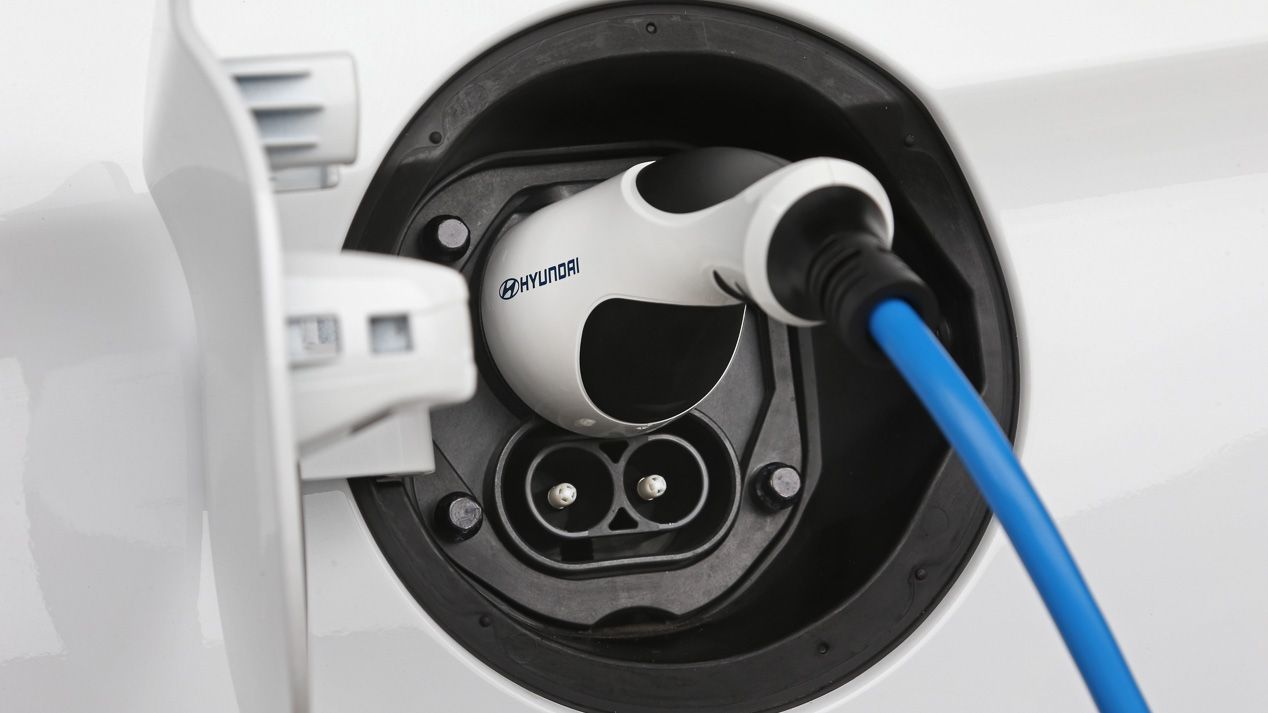 Los coches eléctricos, al alza. ¿Cómo acertar con el seguro?