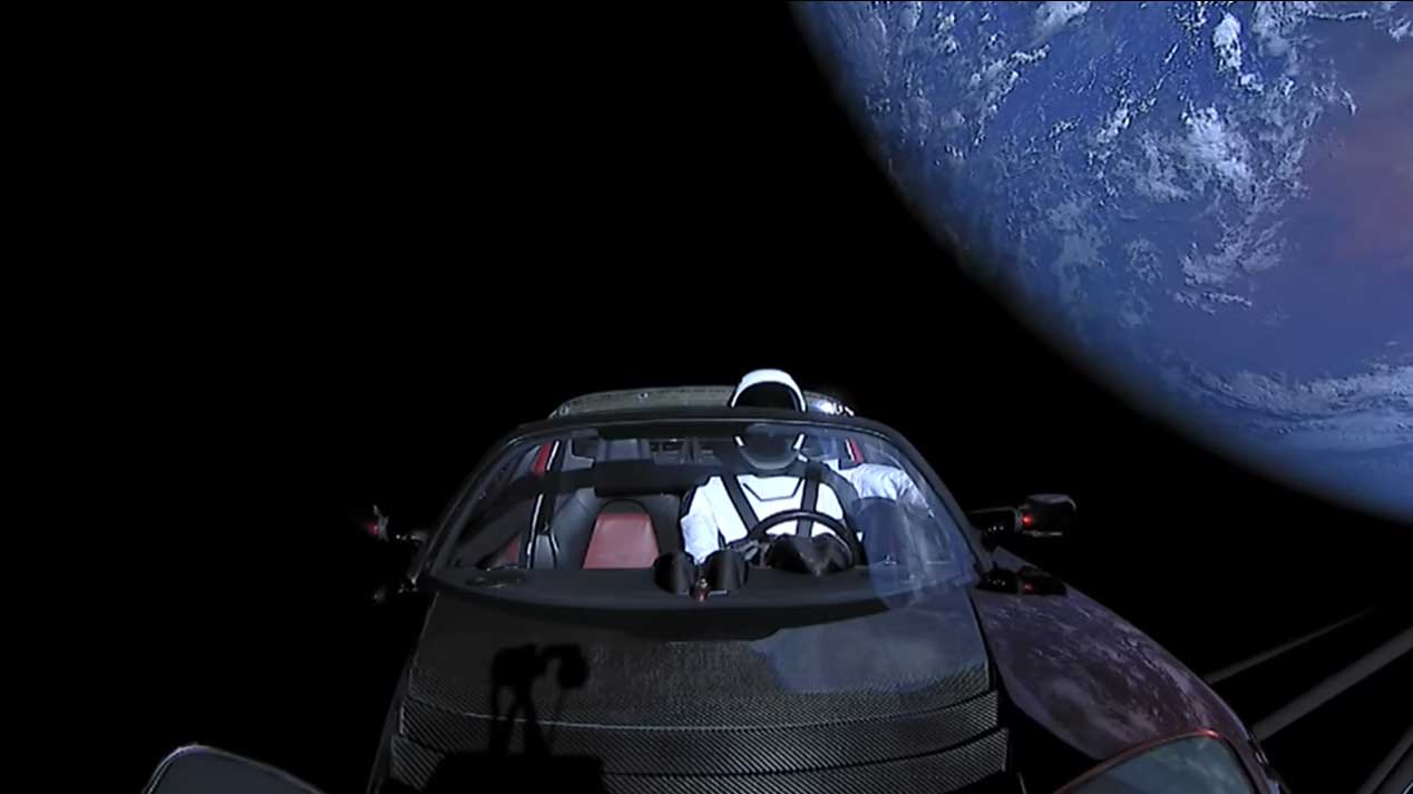 Sí, hay un Tesla Roadster viajando por el espacio