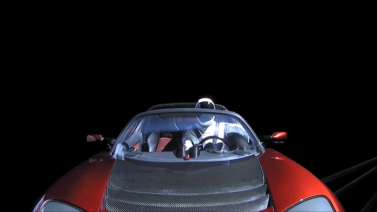 Sí, hay un Tesla Roadster viajando por el espacio
