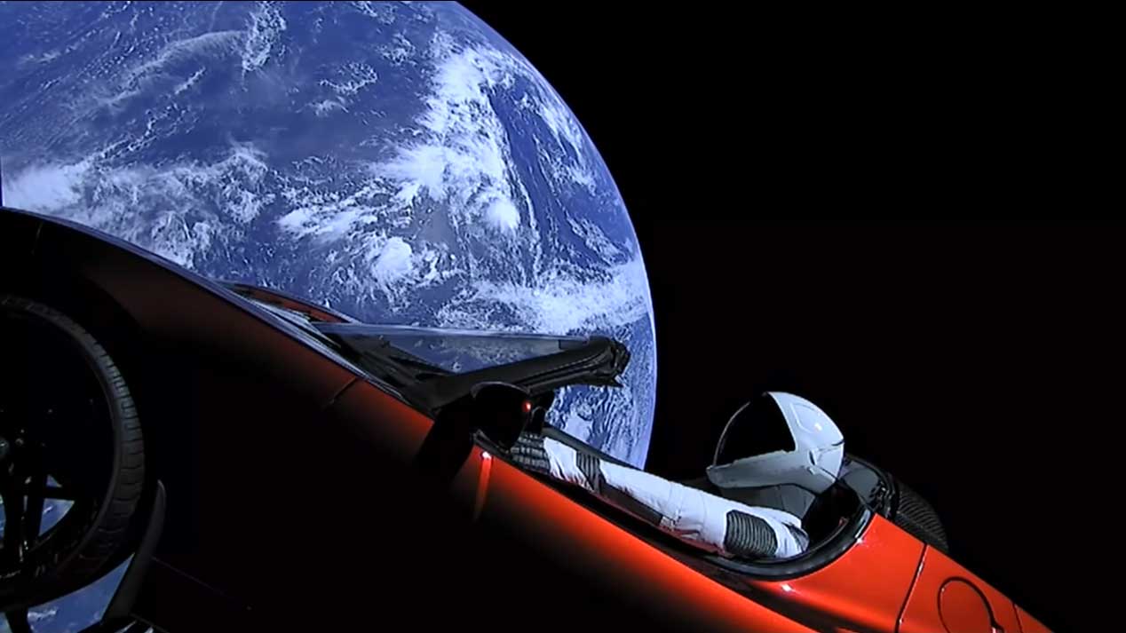 Sí, hay un Tesla Roadster viajando por el espacio