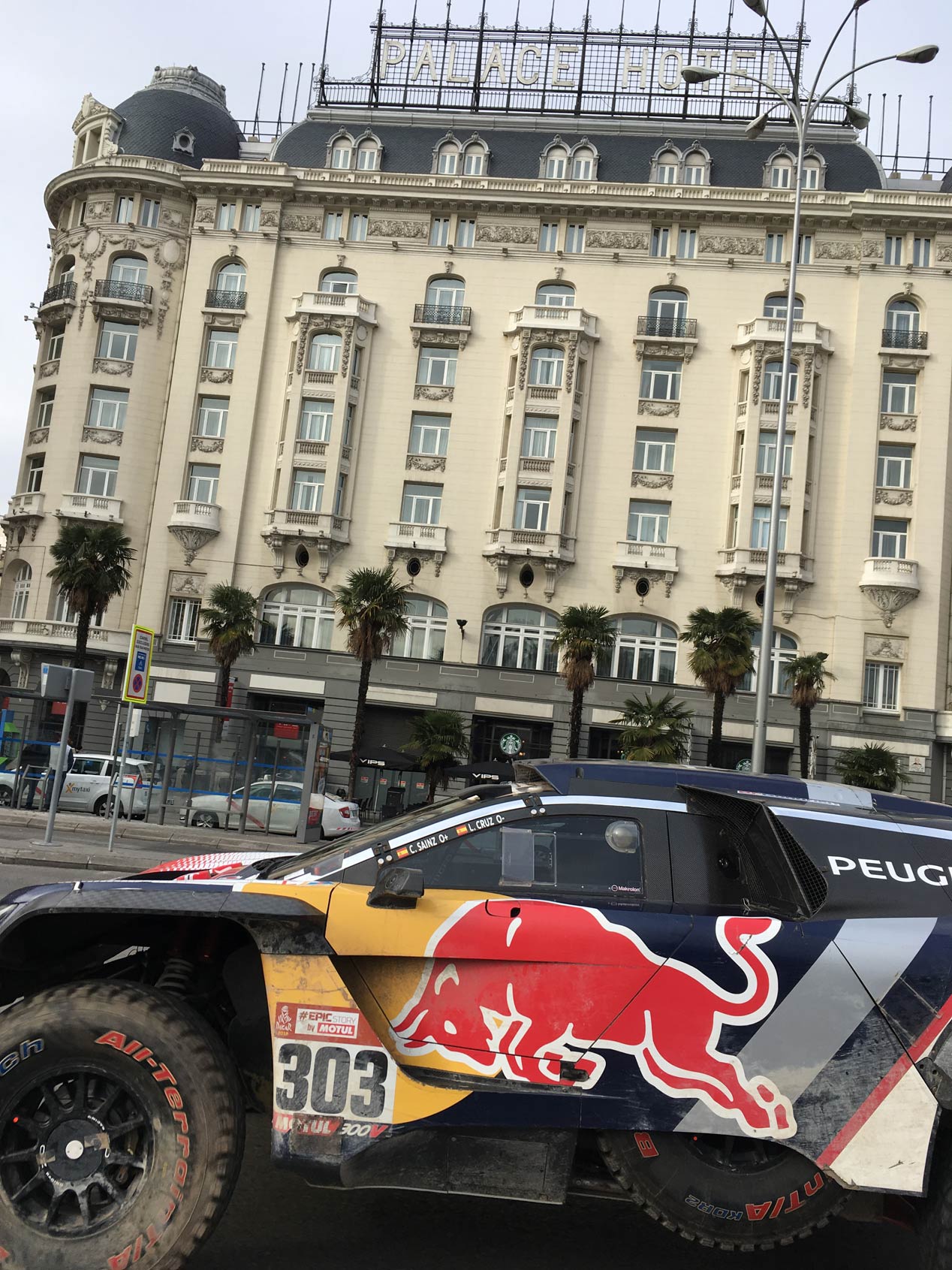 Carlos Sainz y su Peugeot del Dakar, por las calles del Madrid