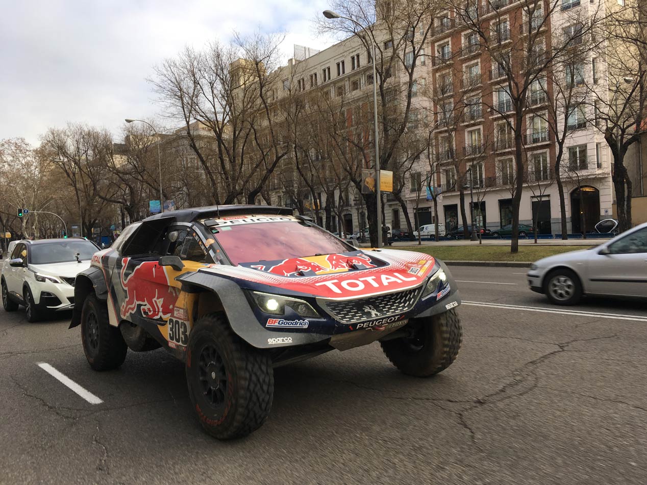 Carlos Sainz y su Peugeot del Dakar, por las calles del Madrid