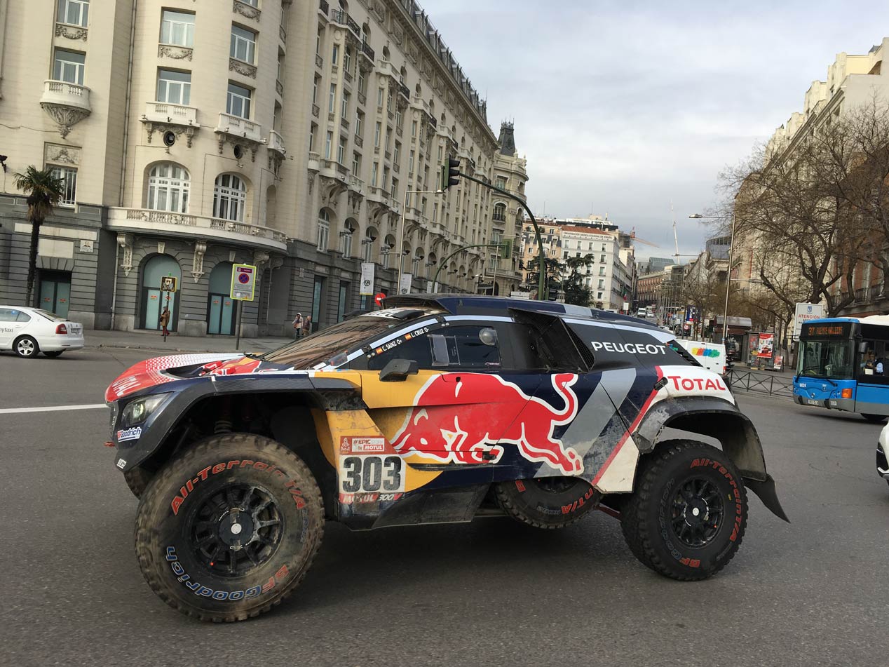 Carlos Sainz y su Peugeot del Dakar, por las calles del Madrid