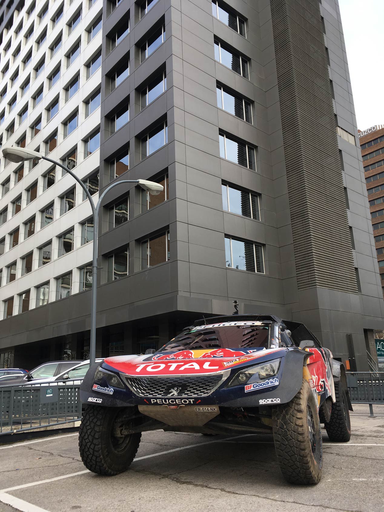 Carlos Sainz y su Peugeot del Dakar, por las calles del Madrid