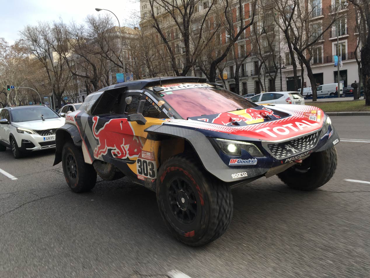 Carlos Sainz y su Peugeot del Dakar, por las calles del Madrid