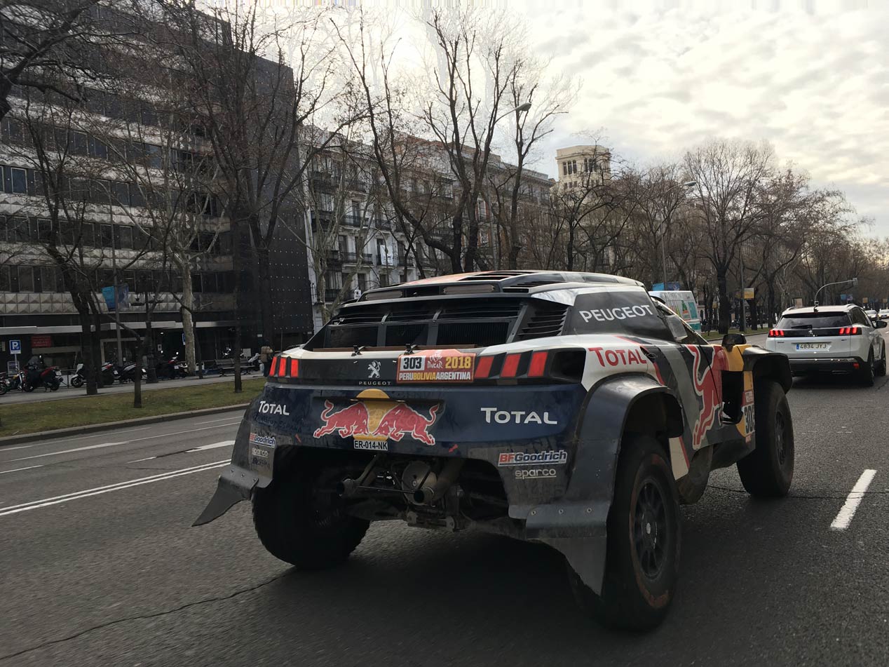 Carlos Sainz y su Peugeot del Dakar, por las calles del Madrid