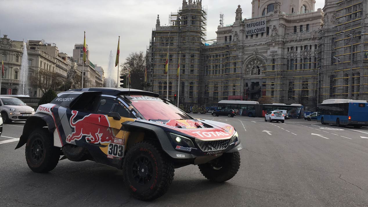 Carlos Sainz y su Peugeot del Dakar, por las calles del Madrid