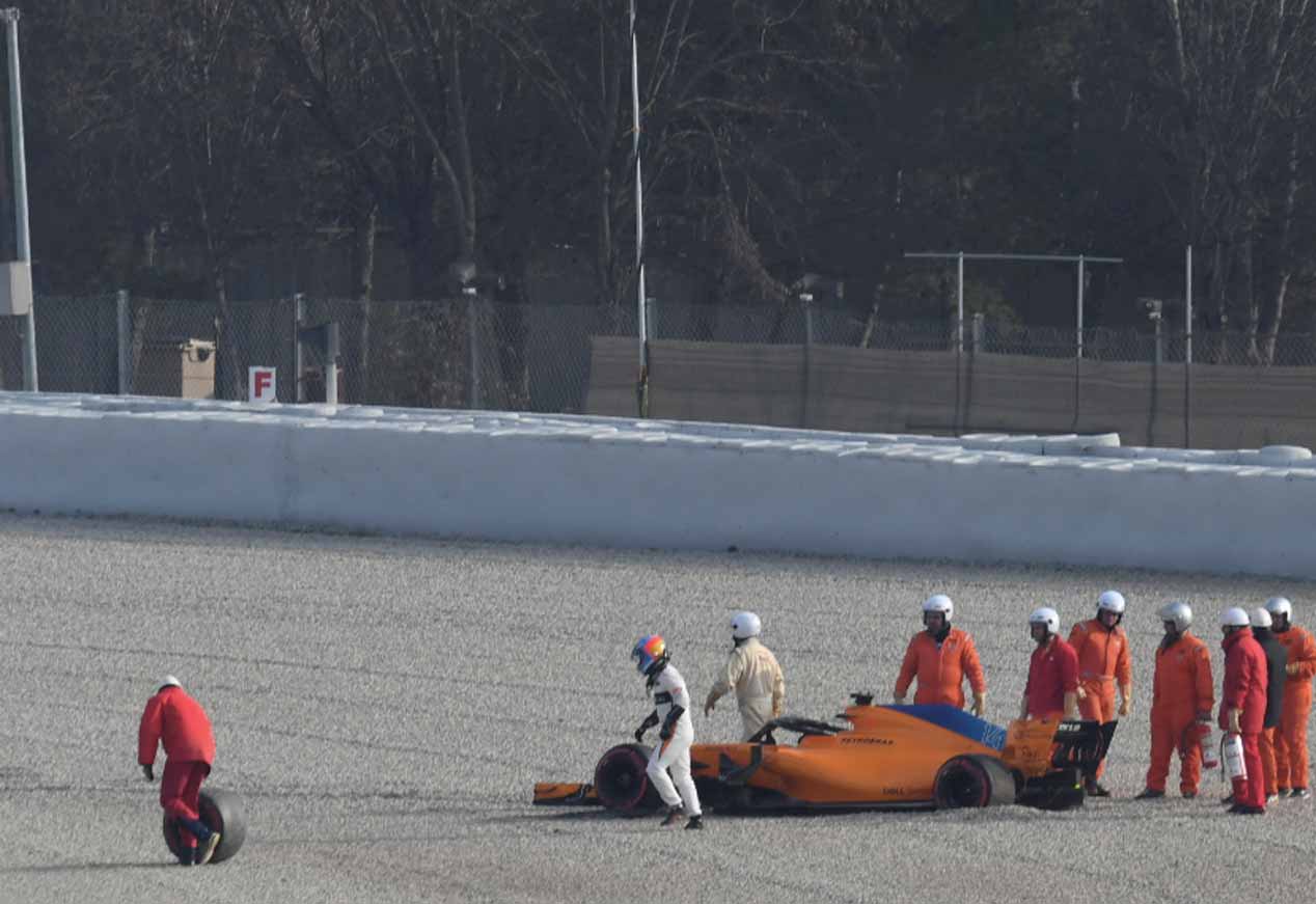 Accidente de Alonso en su estreno con McLaren-Renault