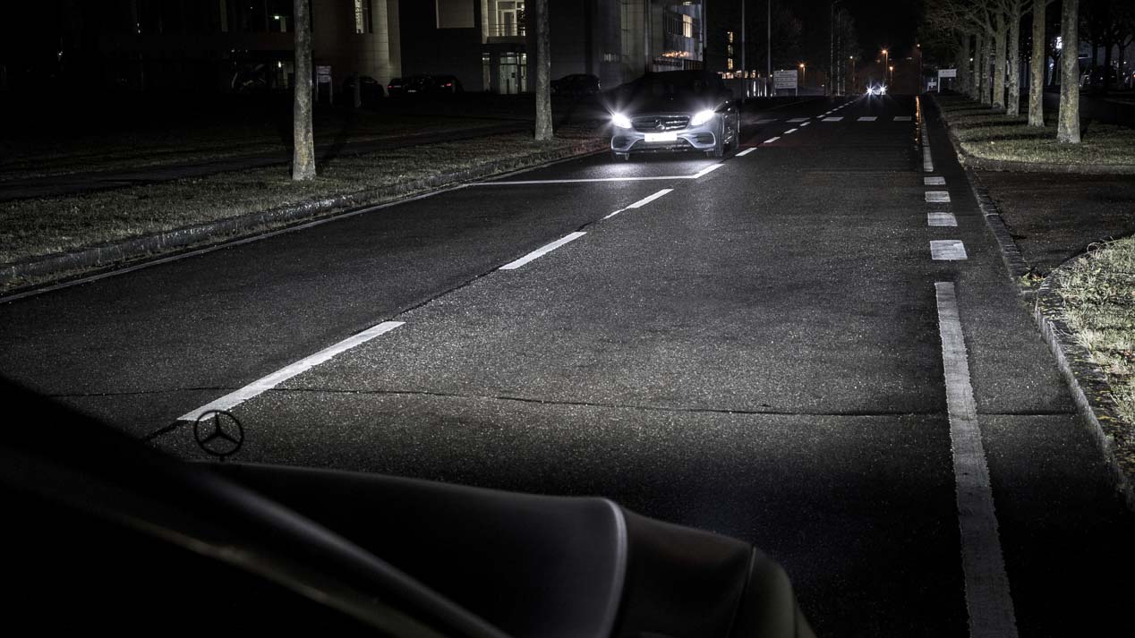 Mercedes Digital Light, los faros que proyectan información