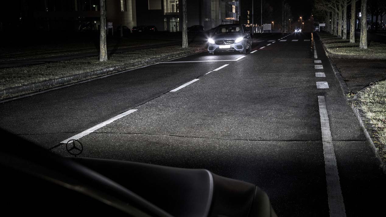 Mercedes Digital Light, los faros que proyectan información