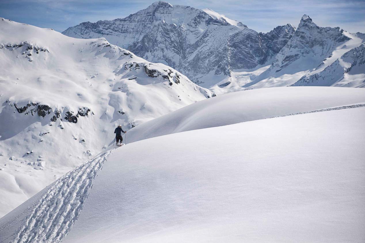 Silueta del Land Rover Defender en los Alpes franceses por los 70 años de la marca
