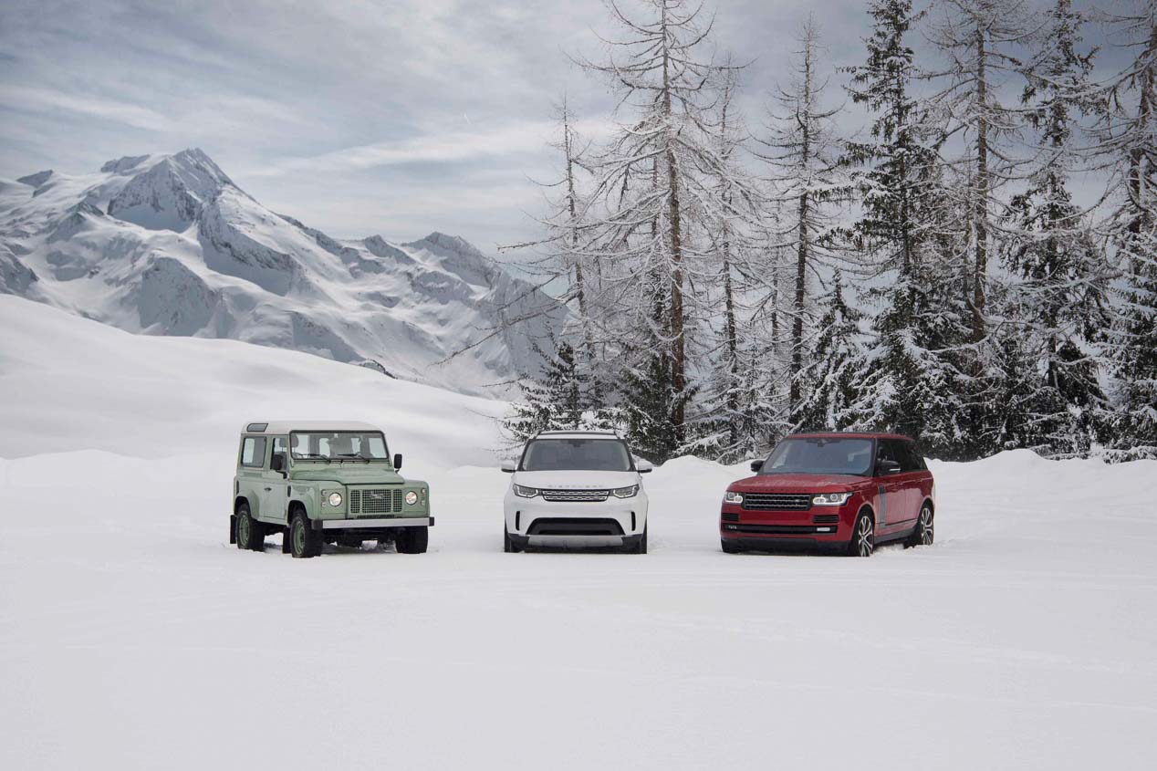 Silueta del Land Rover Defender en los Alpes franceses por los 70 años de la marca