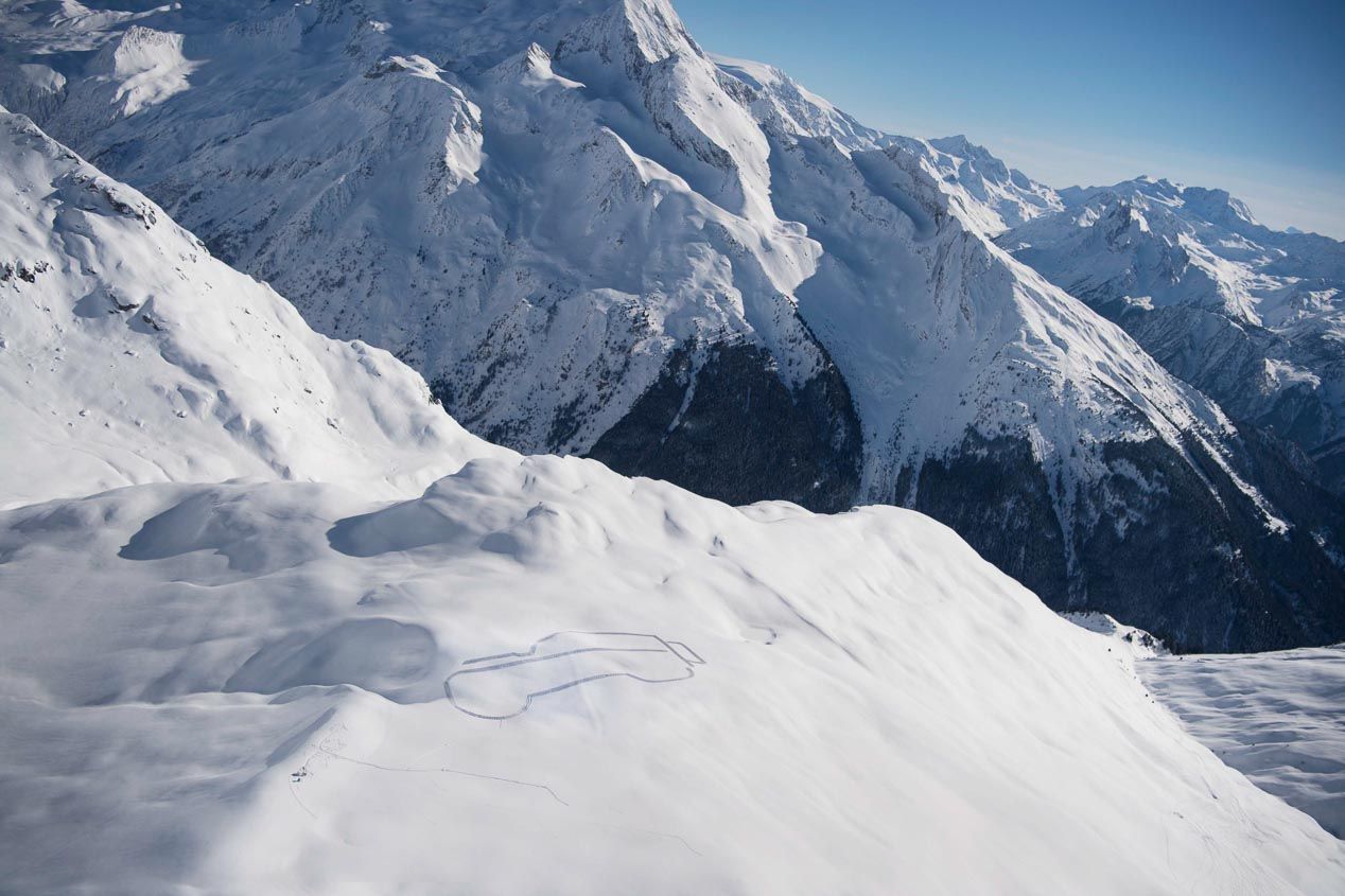 Silueta del Land Rover Defender en los Alpes franceses por los 70 años de la marca