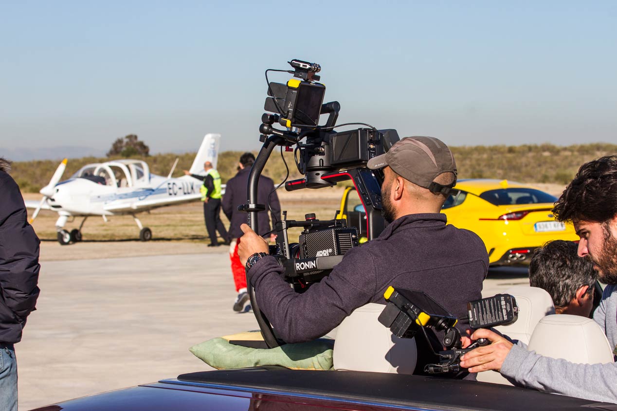 Duelo de altos vuelos: Kia Stinger GT frente a Tecnam P2002 Sierra