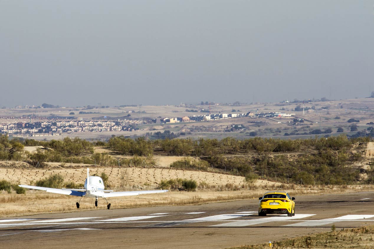 Duelo de altos vuelos: Kia Stinger GT frente a Tecnam P2002 Sierra