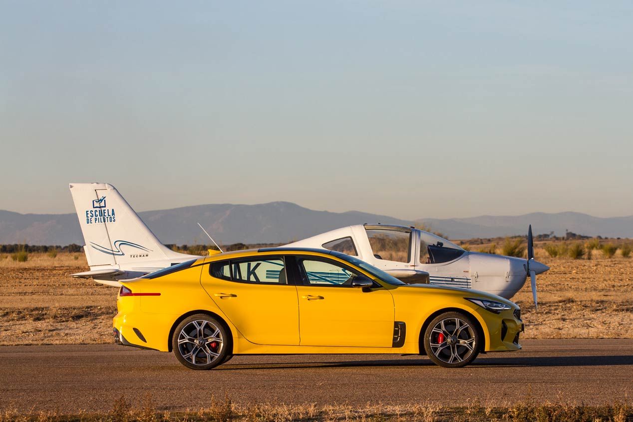 Duelo de altos vuelos: Kia Stinger GT frente a Tecnam P2002 Sierra