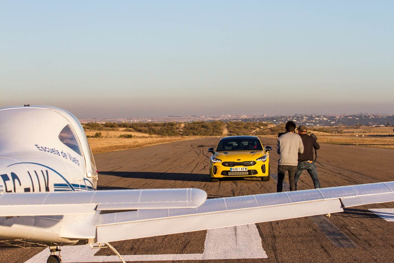 Duelo de altos vuelos: Kia Stinger GT frente a Tecnam P2002 Sierra