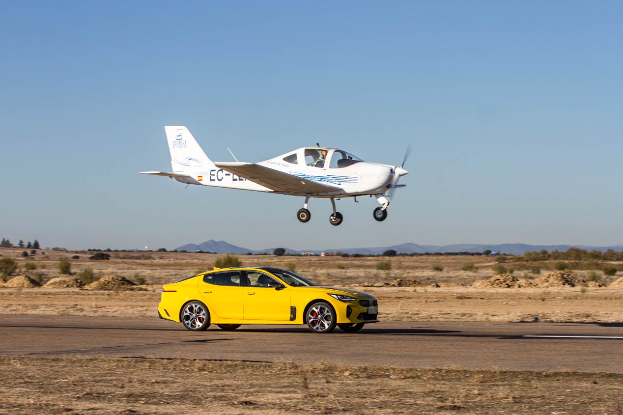 Duelo de altos vuelos: Kia Stinger GT frente a Tecnam P2002 Sierra