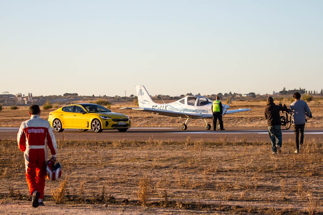 Duelo de altos vuelos: Kia Stinger GT frente a Tecnam P2002 Sierra