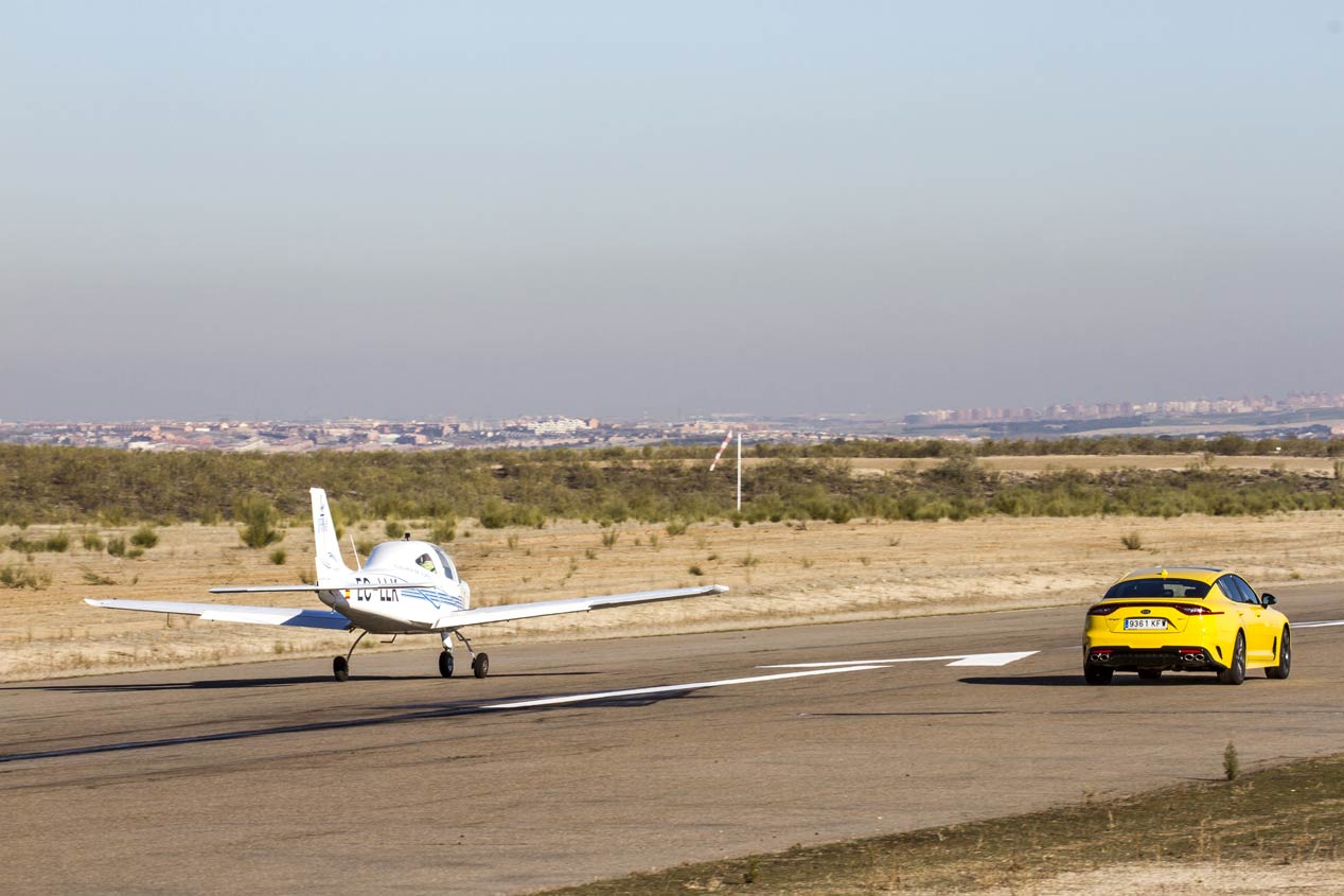 Duelo de altos vuelos: Kia Stinger GT frente a Tecnam P2002 Sierra