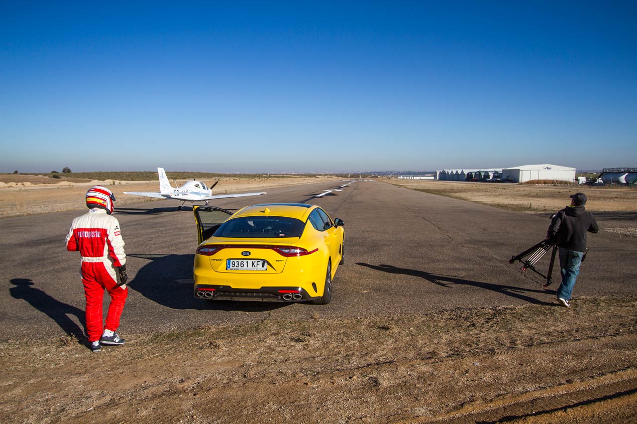 Duelo de altos vuelos: Kia Stinger GT frente a Tecnam P2002 Sierra